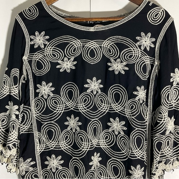 Very J Black White Embroidery Scalloped Hem/Sleeves Floral Round Neck Blouse M/L - Picture 4 of 14